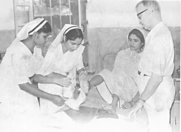 Photographie d'archive : patient entouré de soignants